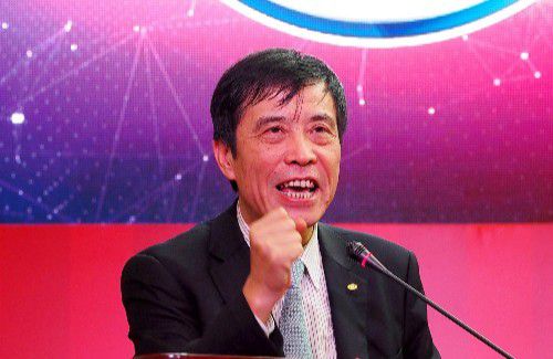 全场黑了五秒钟之后，舞台上的大荧幕忽然亮了起来。