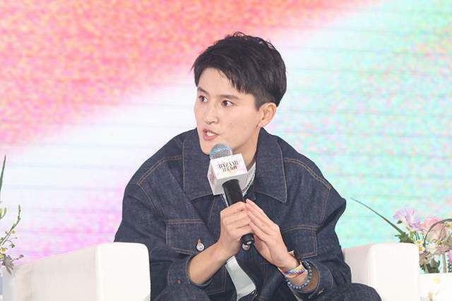 不过，他也不敢表露出任何迟疑，急忙说道：那赶紧把门撞开，进去看看。